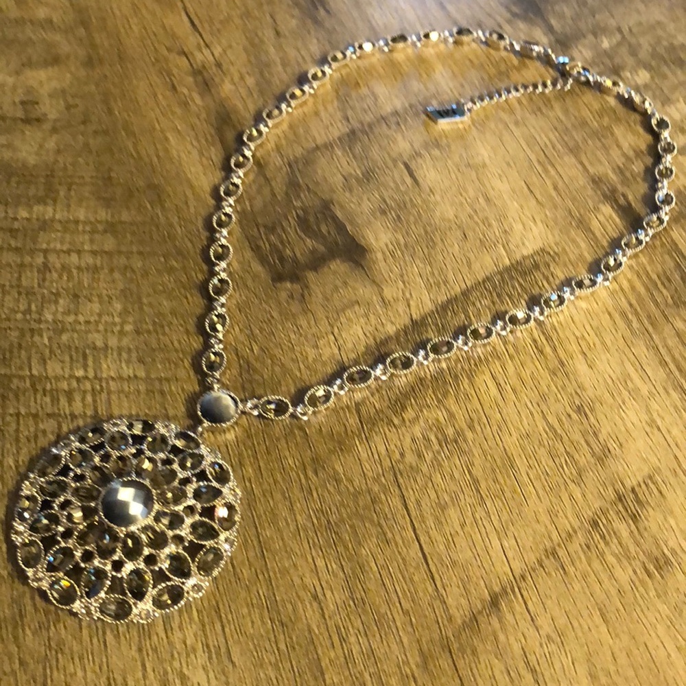 V&A Flower Necklace